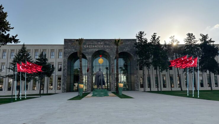 Atatürk Heykeli Taşınıyor